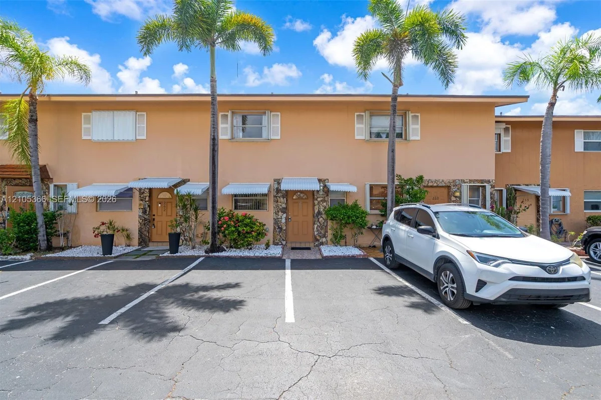 450 SE 7th St #261, Dania Beach: photo 1 of 37