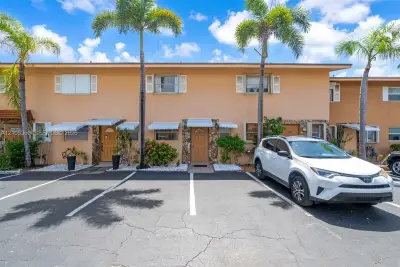 450 SE 7th St #261, Dania Beach: photo 1 of 37