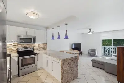 1020 Meridian Ave #208, Miami Beach: photo 1 of 9