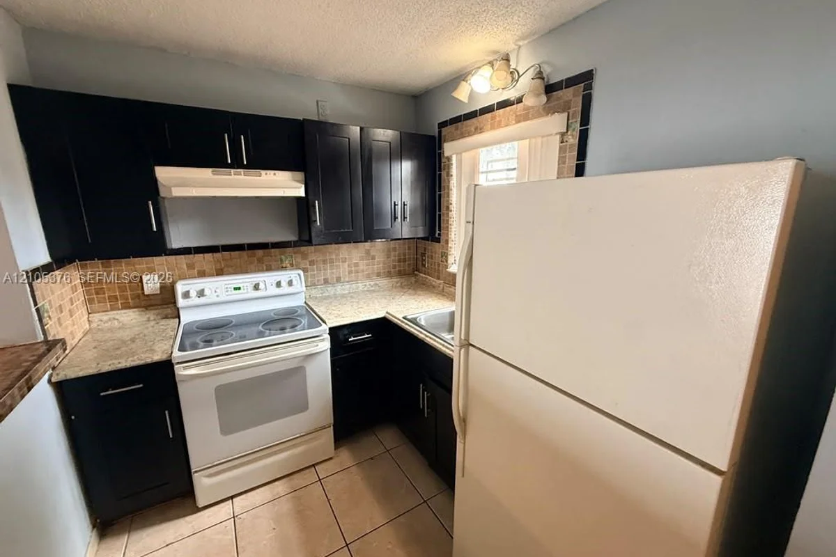 2260 W 55th St #12, Hialeah: photo 1 of 15