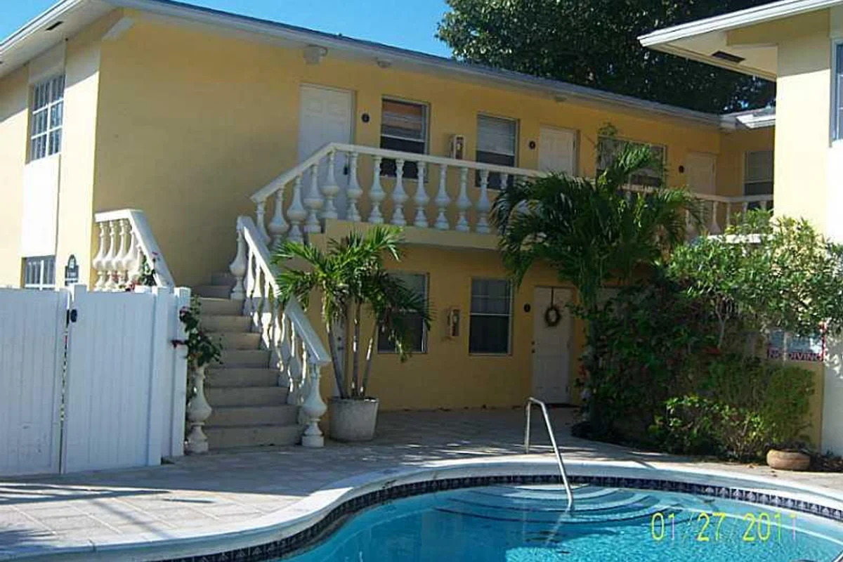 Condo in Fort Lauderdale: photo 1 of 9