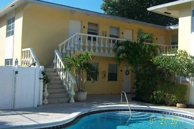 Condo in Fort Lauderdale: photo 1 of 9