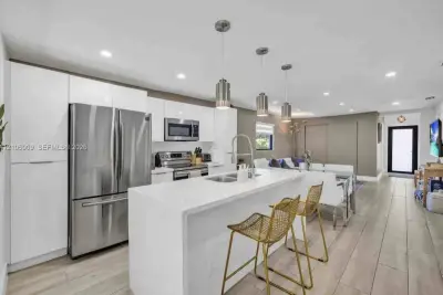 254 NW 51st St, Miami: photo 1 of 23