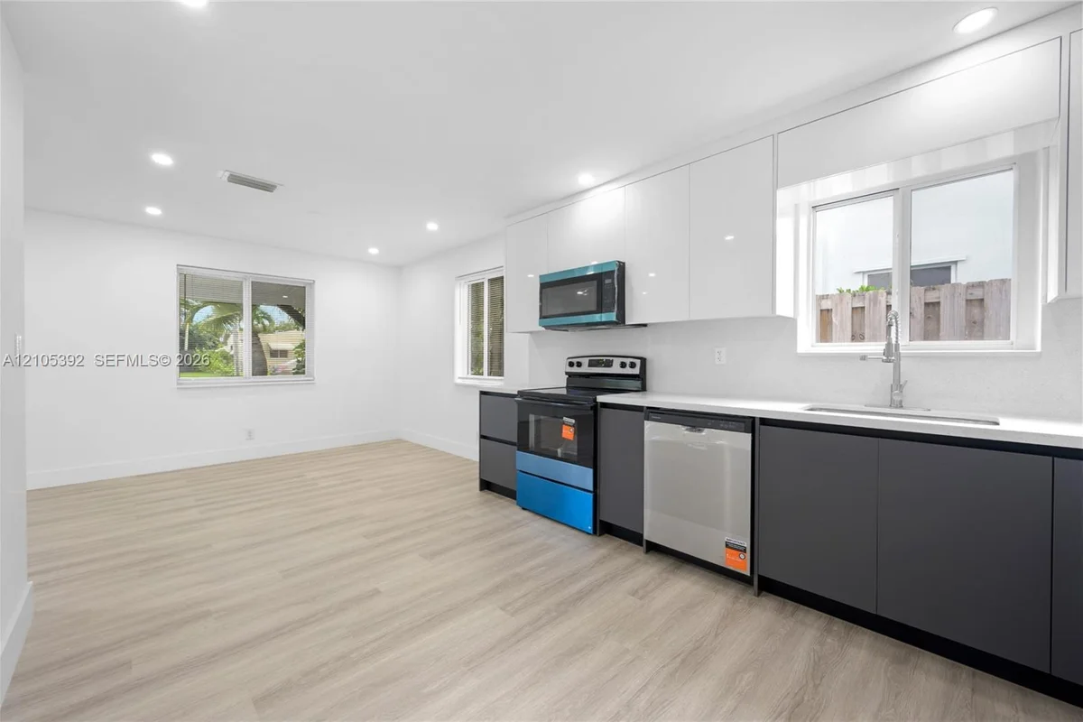 3197 Cleveland St, Hollywood: photo 1 of 21