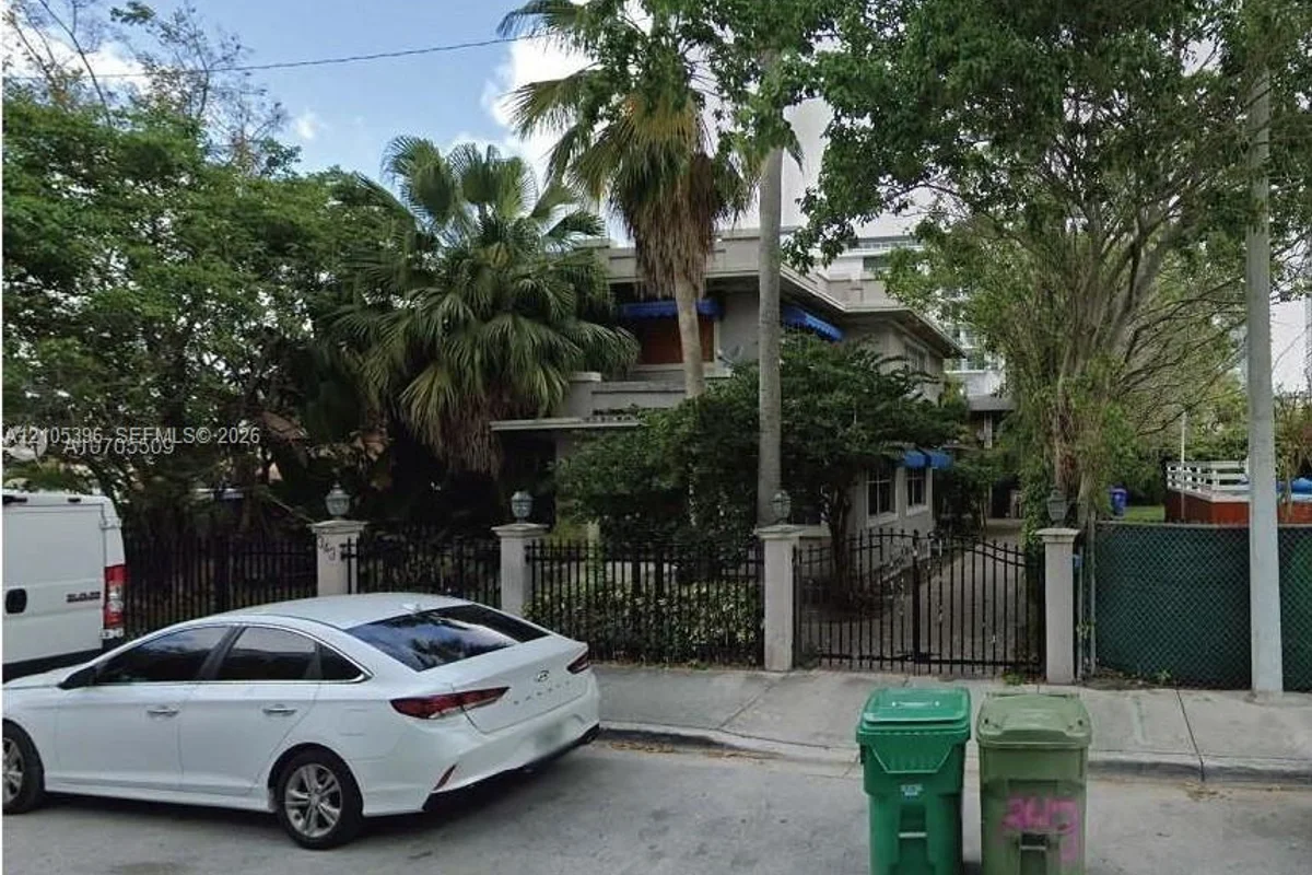 343 NE 25th St, Miami: photo 1 of 10