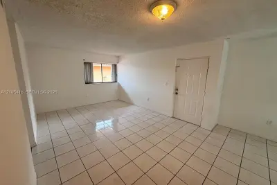 2745 W 61st Pl #204, Hialeah: photo 1 of 17