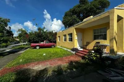 1929 SW 17th St, Miami: photo 1 of 5