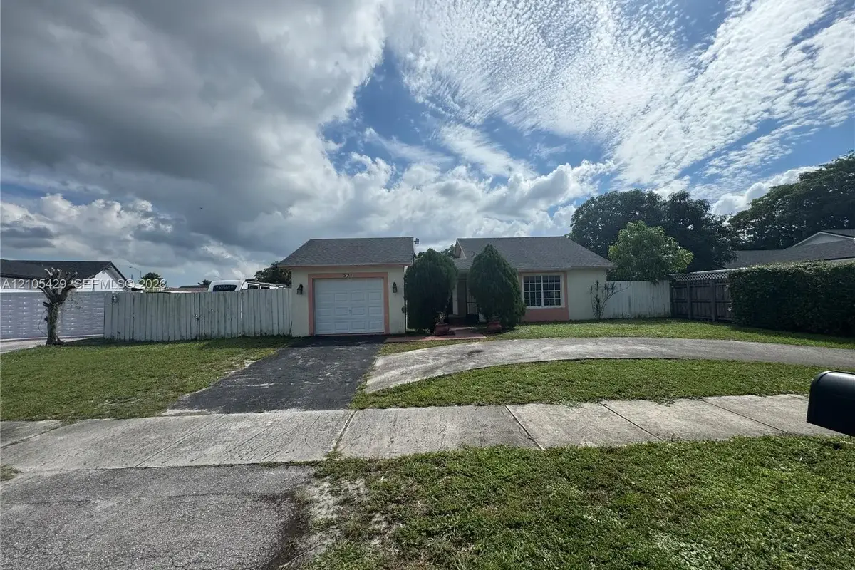 5740 NW 194th Ter, Hialeah: photo 1 of 11