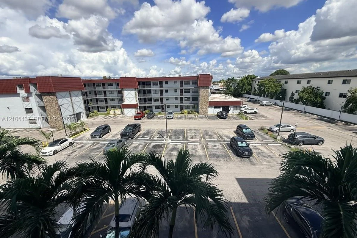 1325 W 68th St #419, Hialeah: photo 1 of 12