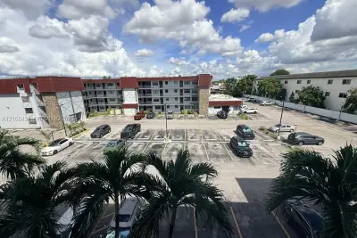1325 W 68th St #419, Hialeah: photo 1 of 12