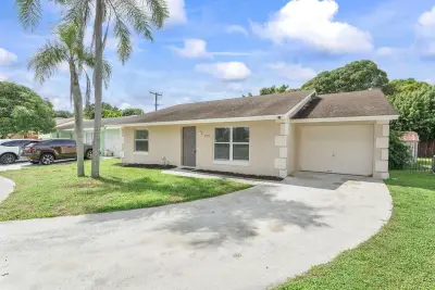 5855 Timber Valley Dr, Lake Worth: photo 1 of 28