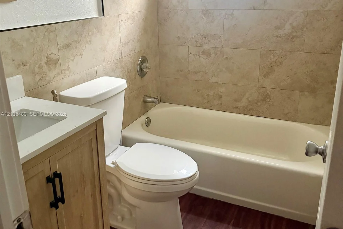 220 NW 7th Ave #2, Miami: photo 1 of 9