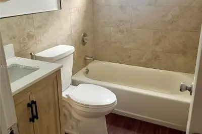 220 NW 7th Ave #2, Miami: photo 1 of 9