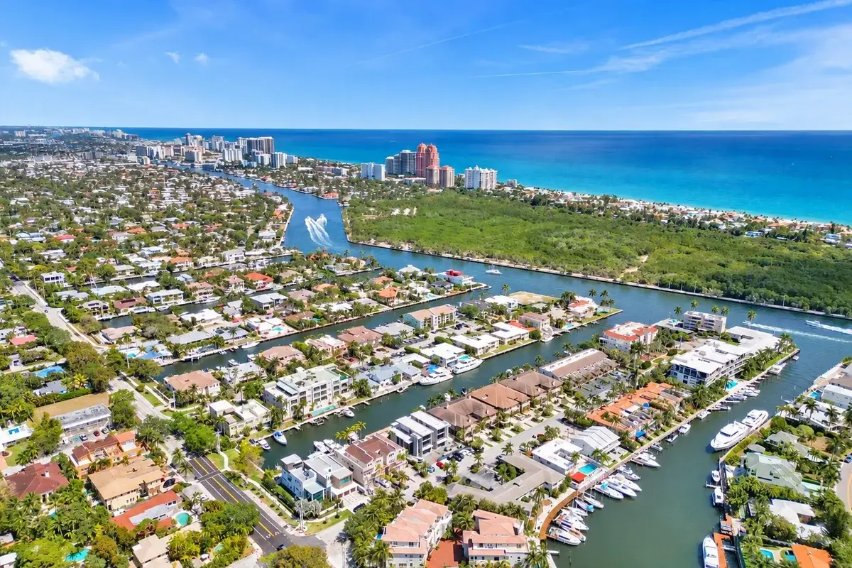 2744 NE 14th St, Fort Lauderdale: photo 1 of 23