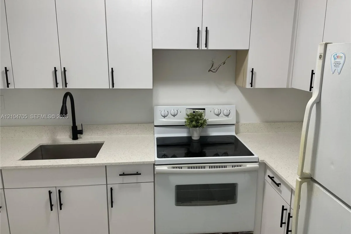 142 SW 18th Ave #19, Miami: photo 1 of 22