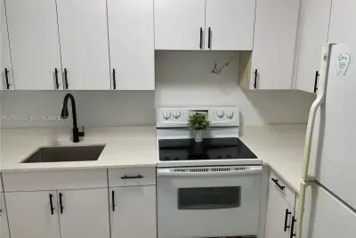 142 SW 18th Ave #19, Miami: photo 1 of 22