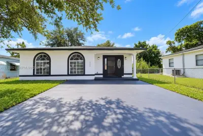 2276 NW 81st St, Miami: photo 1 of 26