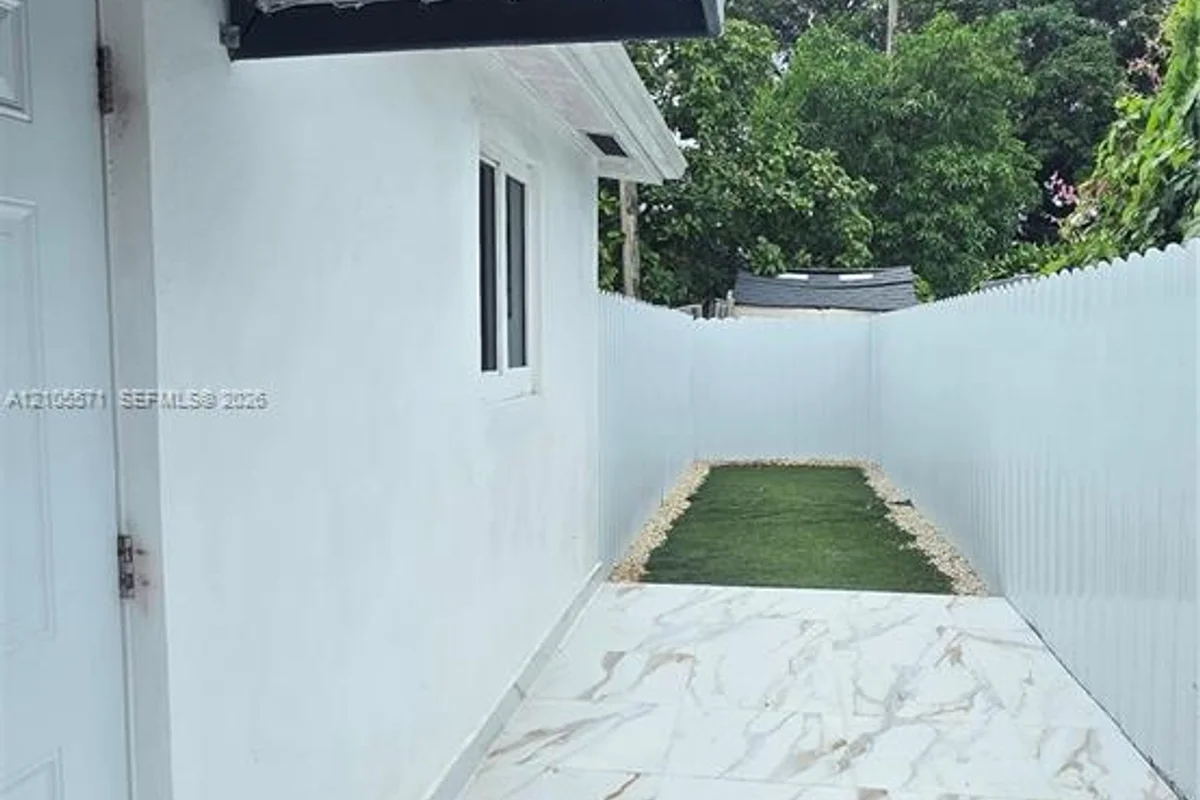 Home in Lauderhill: photo 1 of 9