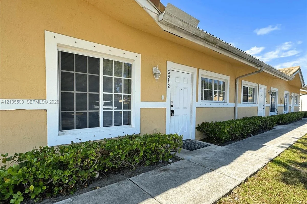 3942 SW 48th Ave, Pembroke Park: photo 1 of 10