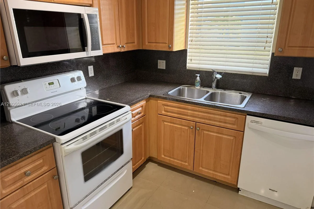 7570 SW 82nd St #F112, Miami: photo 1 of 16