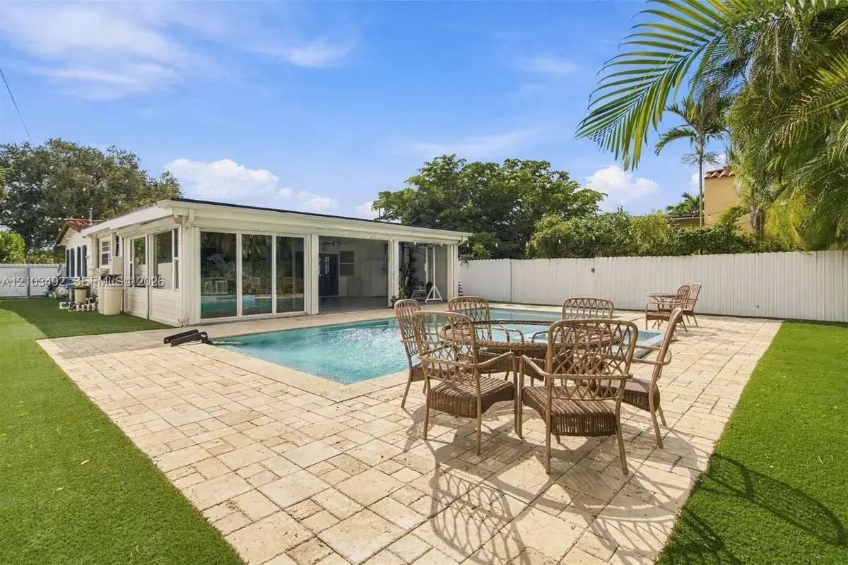 208 Iroquois St, Miami Springs: photo 1 of 29