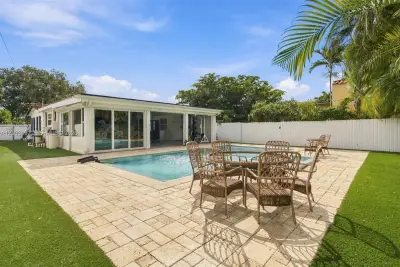 208 Iroquois St, Miami Springs: photo 1 of 29