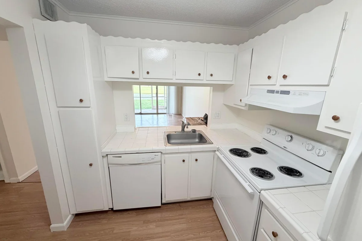 9230 Lagoon Pl #110, Davie: photo 1 of 40