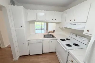 9230 Lagoon Pl #110, Davie: photo 1 of 40