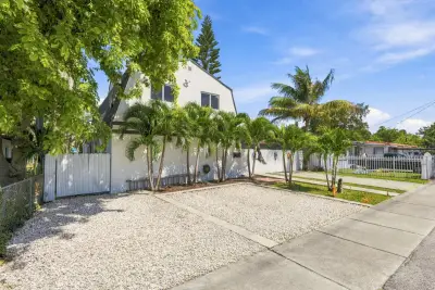 2805 NW 11th St, Miami: photo 1 of 32
