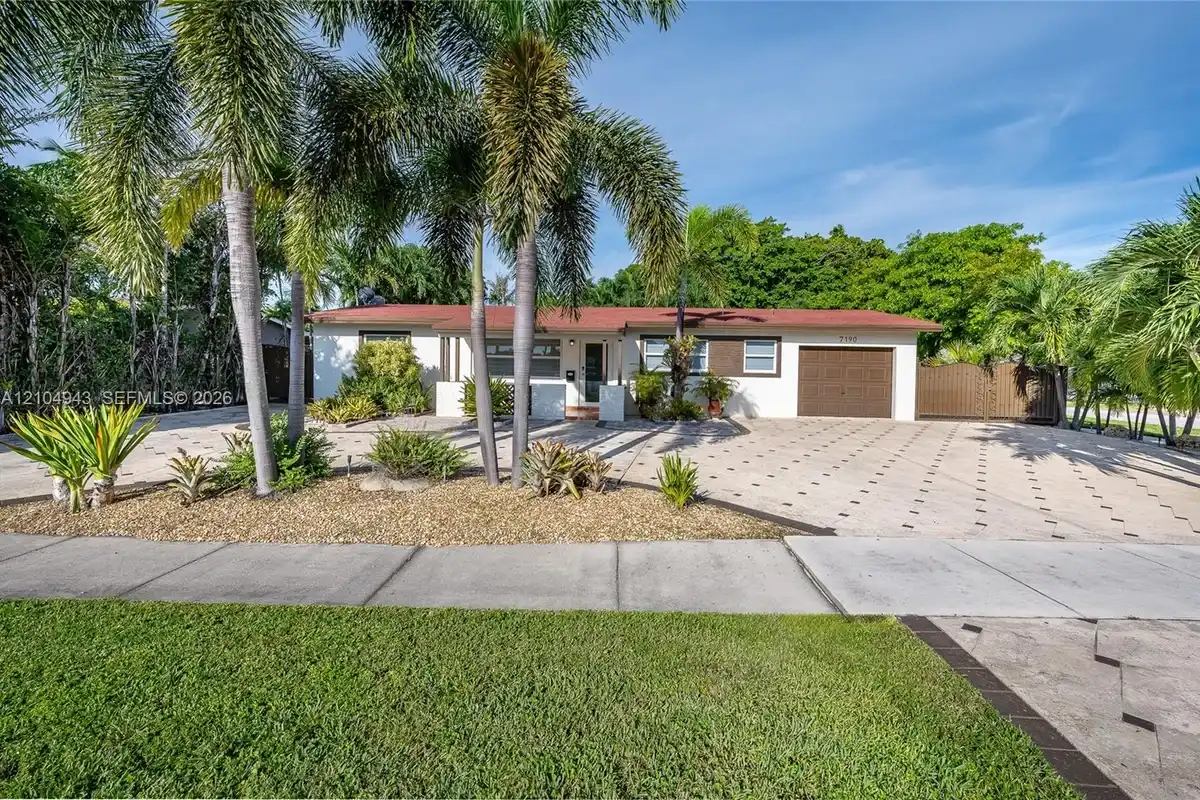 7190 W 12th Ct, Hialeah: photo 1 of 24