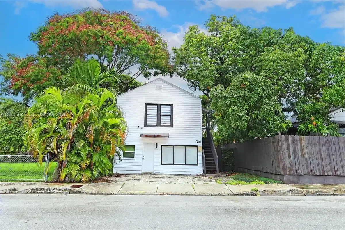 1111 SW 11th St #B, Miami: photo 1 of 19