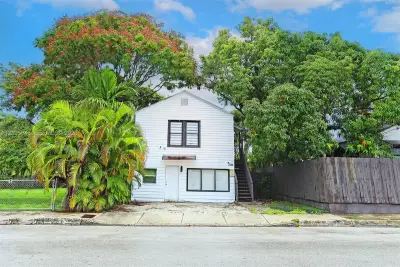 1111 SW 11th St #B, Miami: photo 1 of 19