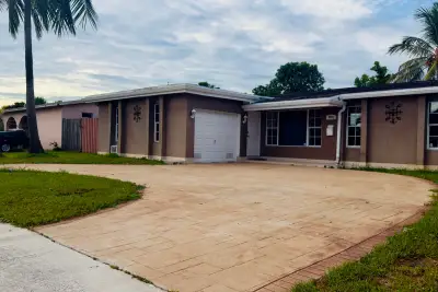 8391 NW 21st Ct, Sunrise: photo 1 of 2