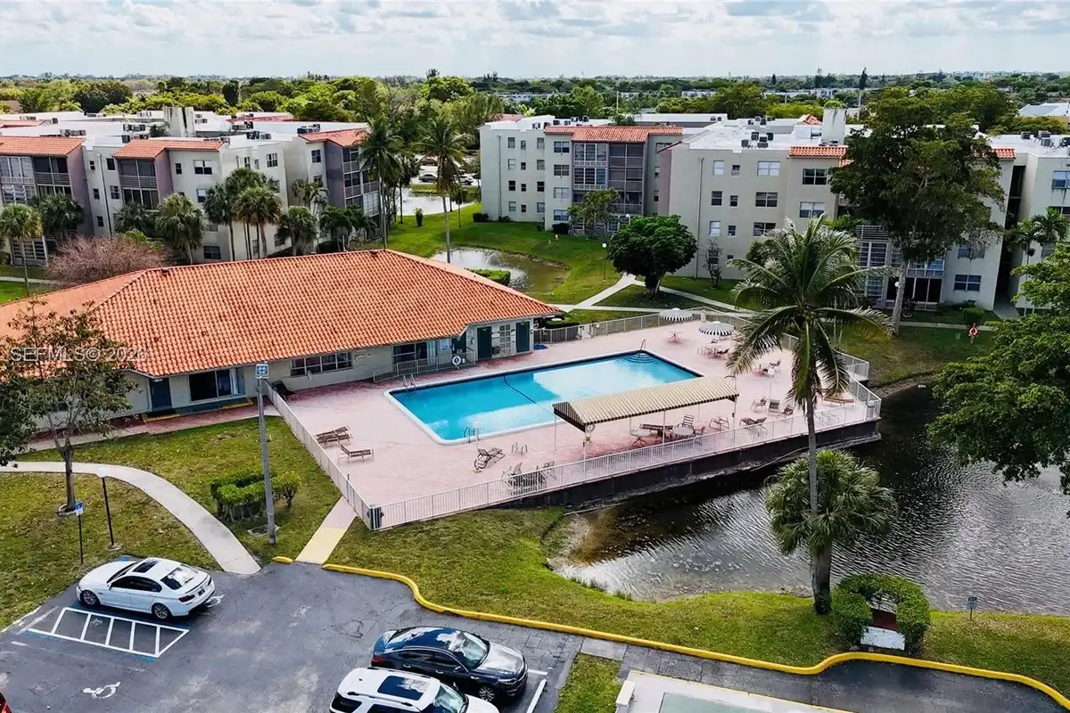 1800 SW 81st Ave #1112, North Lauderdale: photo 1 of 17