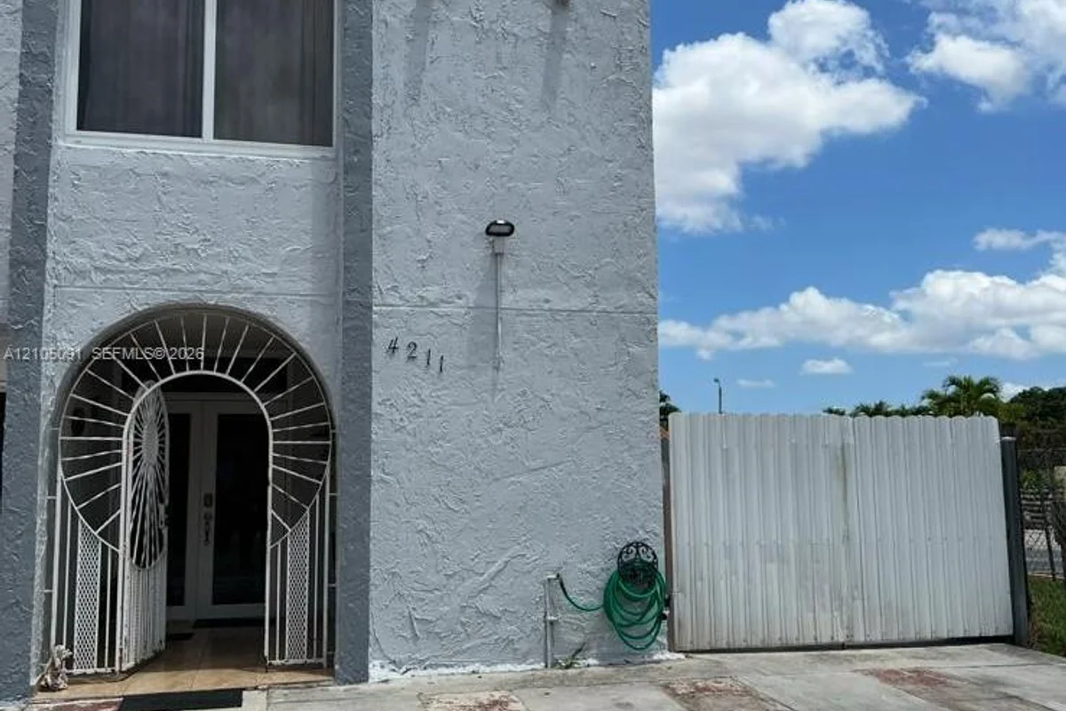 4211 W 10th Ln, Hialeah: photo 1 of 27