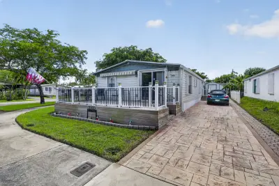 3000 SW 51st St, Fort Lauderdale: photo 1 of 28