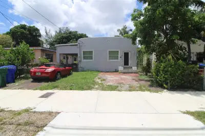 7010 NW 6th Ave, Miami: photo 1 of 15
