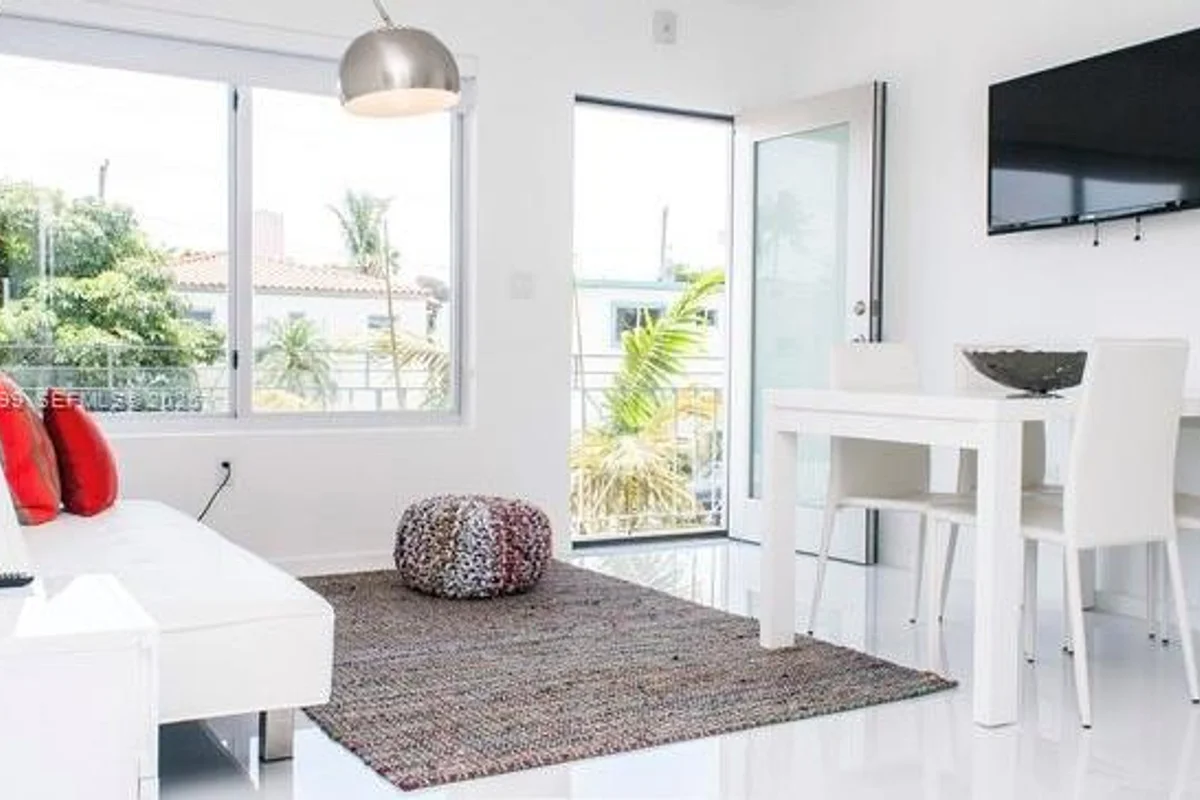 801 15th St #208, Miami Beach: photo 1 of 13