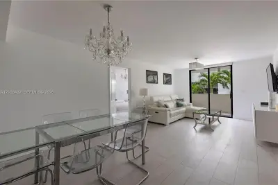1621 Collins Ave #206, Miami Beach: photo 1 of 9