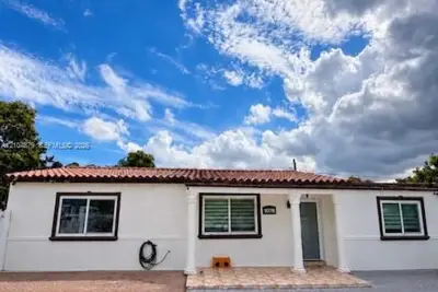1078 NW 145th St, Miami: photo 1 of 8