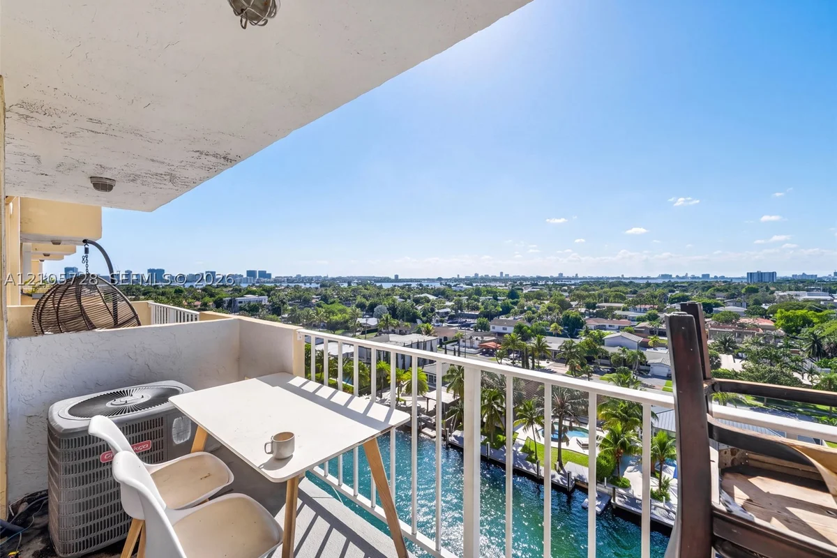 2350 NE 135th St #1006, North Miami: photo 1 of 12