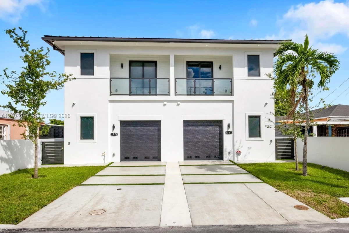 1767 NW 3 St, Miami: photo 1 of 39