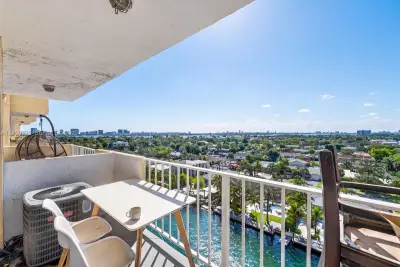 2350 NE 135th St #1006, North Miami: photo 1 of 12
