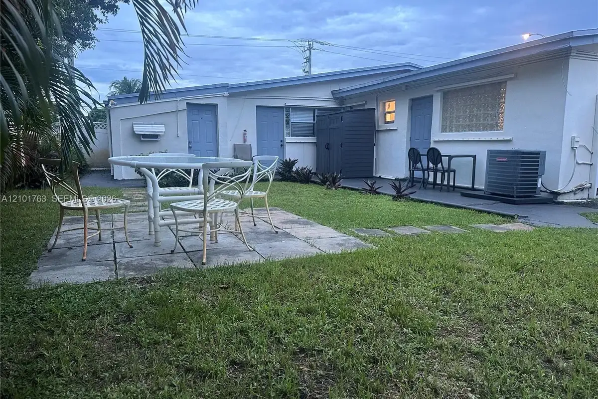 7121 Taft St #B, Hollywood: photo 1 of 6