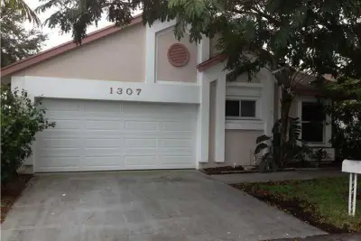 1307 E Glen Oak Rd, North Lauderdale: photo 1 of 11