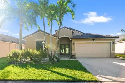 14340 NW 11th St, Pembroke Pines: photo 1 of 36