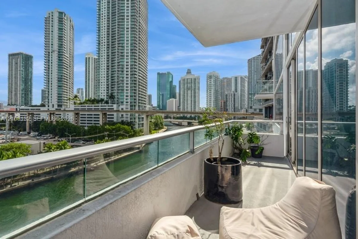 185 SW 7th St #703, Miami: photo 1 of 16