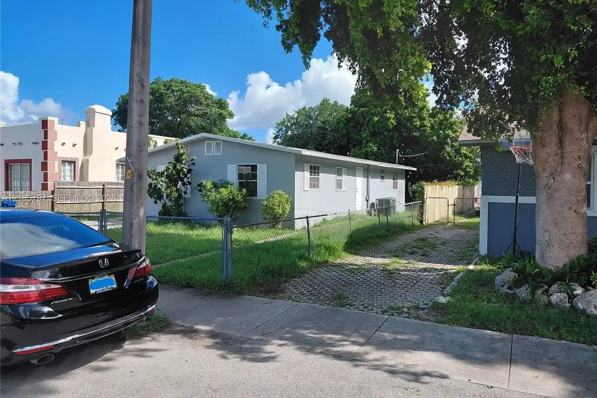 1918 NW 47th St, Miami: photo 1 of 13