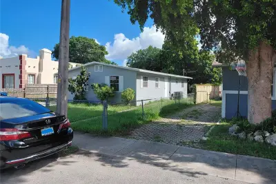 1918 NW 47th St, Miami: photo 1 of 13