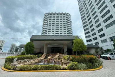 801 Brickell Bay Dr #864, Miami: photo 1 of 19